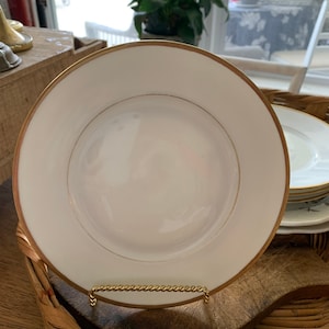 Conjunto antigo de 4 pratos de sobremesa Paul Muller com borda dourada. Baviera. Mede 19 cm.