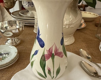 Handbeschilderde vaas met roze en blauwe iris.  Emerson Creek-aardewerk.