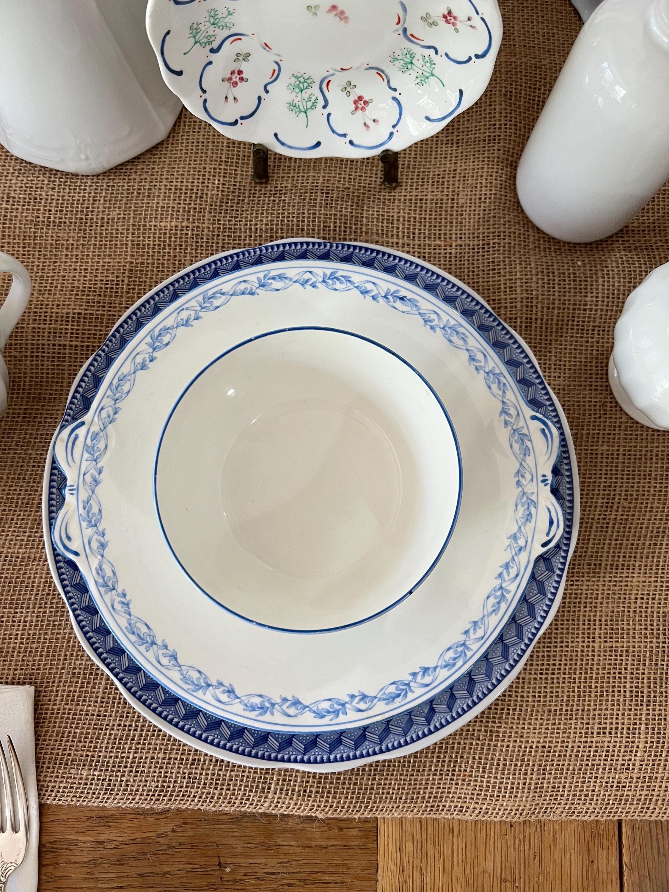 青と白のファイン ボーン チャイナのボウルとアンダープレート