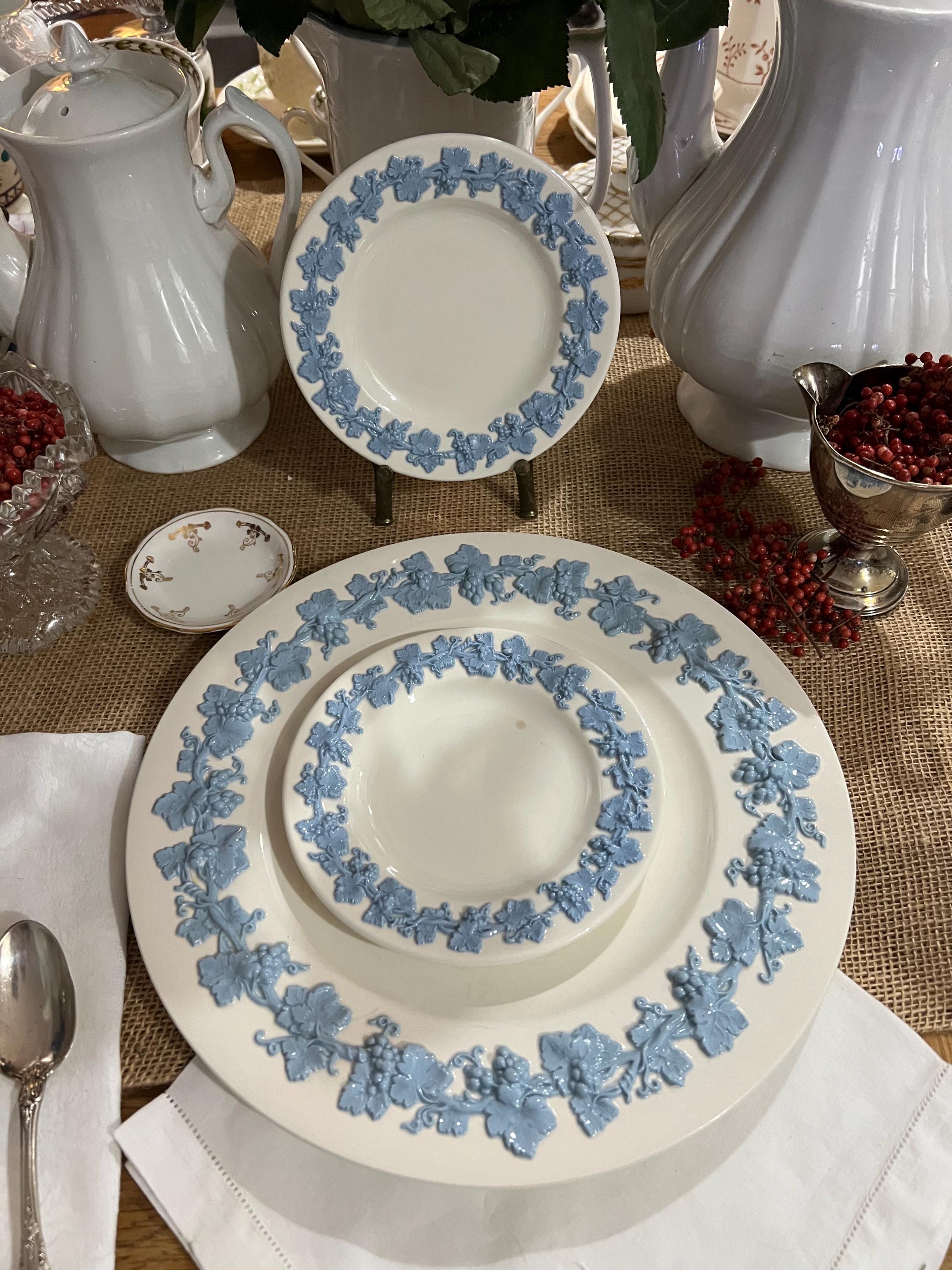 Wedgewood Queen's Ware Collection 大皿４枚 Blue Embossed Wedgwood Queens Ware Lot of 3 Plates - Etsy Canada