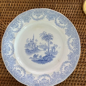 Piatto antico in ceramica blu e bianca decorati a mano W. Ridgway Medina India. Prodotto in Inghilterra. Piatto da 9,25&quot;.
