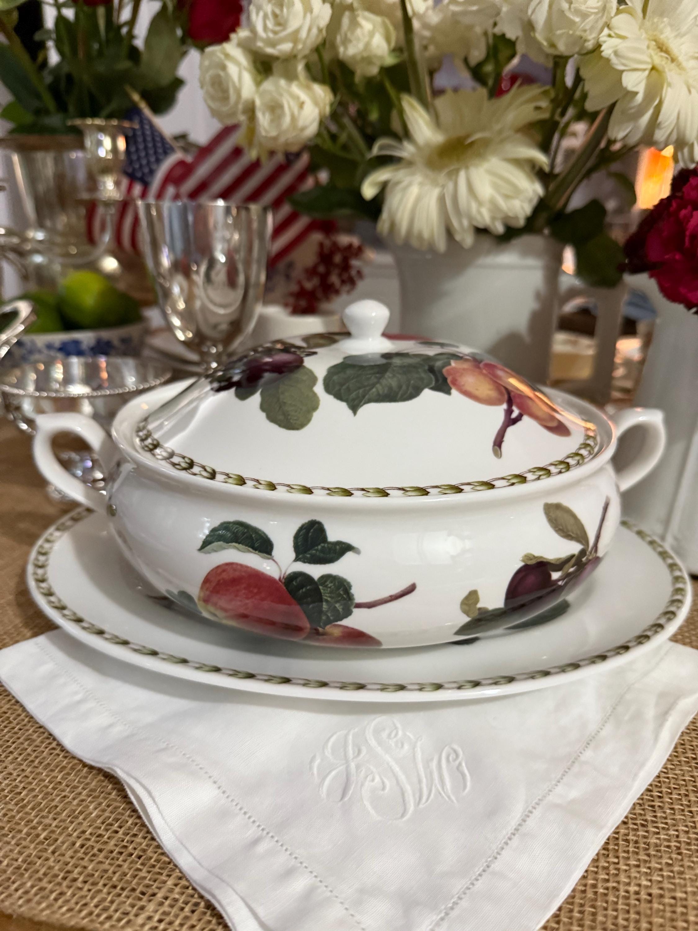 Assiette à Salade Queen's Chine/Rosina - Motif Cerise Noire - 8 3/4 Pouces - Vintage
