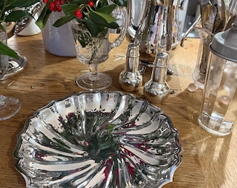 Plato vintage plateado con remolino redondo