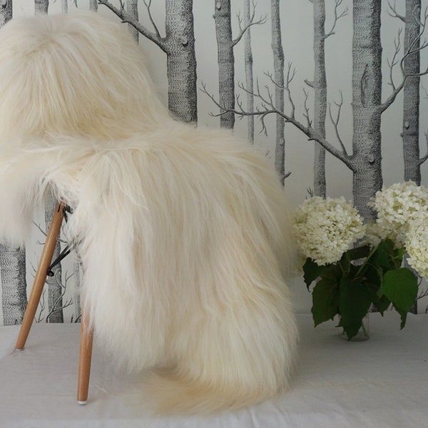 PEAU DE MOUTON ISLANDAISE Jeté blanc en cuir véritable Peau de mouton 52 x 32 po. Tapis décoratif blanc, confortable, douillet, poils très épais et brillants !