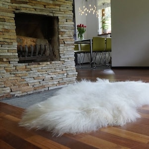 SHEEPSKIN ICELANDIC White and Cream Throw Genuine leather Sheep Skin 52&quot; x 32&quot; Decorative rug White comfy, cozy, hair is very thick, shiny !