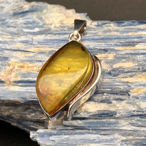 Grüner Bernstein Silber Anhänger // 925 Sterling Silber // Natürlicher Baltischer Bernstein // Durchscheinendes Grün