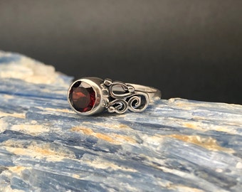 Garnet Ring // 925 Sterling Silver // Art Deco Swirl Design // Oxidized Garnet Swirl Ring // Silver Garnet Ring // January Birthstone