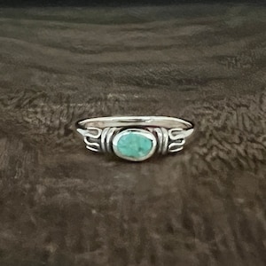 Anillo pequeño de estilo tradicional con turquesa, en plata de ley 925 con turquesa auténtica. imagen 3