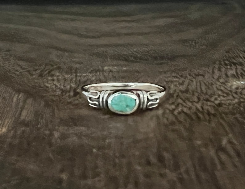 Anillo pequeño de estilo tradicional con turquesa, en plata de ley 925 con turquesa auténtica. imagen 3