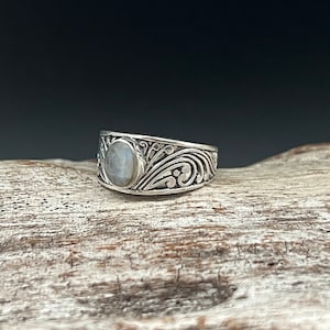 Bali Swirls Silver Moonstone Ring // Sterling Silver // Sizes 5 to 10