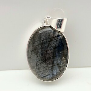 Minimalistischer Labradorit Anhänger in einer 925 Sterling Silber Oval Fassung Bild 5