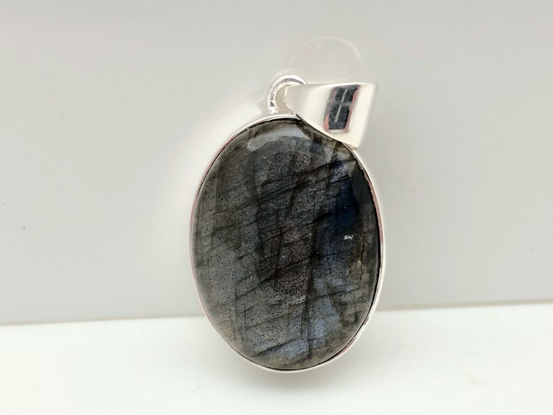 Minimalistischer Labradorit Anhänger in einer 925 Sterling Silber Oval Fassung Bild 5