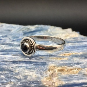Amethyst Ring // 925 Sterling Silver // Round Rope Setting // Size 8