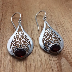 Filigree Silver Garnet Earrings // 925 Sterling Silver // Bali Setting