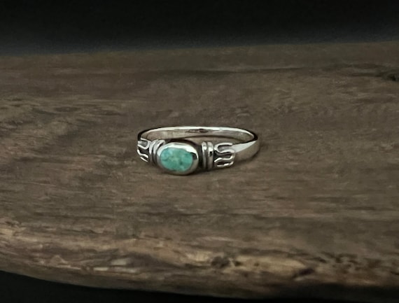 Small Traditional Style Turquoise Ring in 925 Sterling Silver with Genuine Turquoise