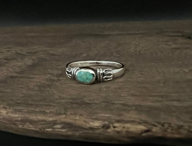 Anillo pequeño de estilo tradicional con turquesa, en plata de ley 925 con turquesa auténtica. imagen 1