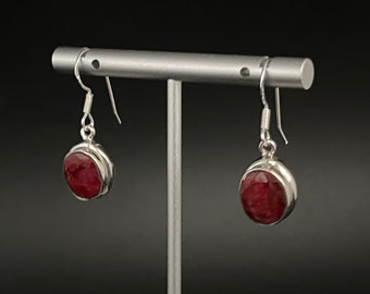 Brincos de rubi vermelho // Prata de lei // Configuração oval chanfrada // Feito à mão