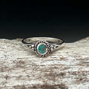 Small Vintage Design Turquoise Ring // 925 Sterling Silver with Genuine Turquoise // Sizes 5 to 10