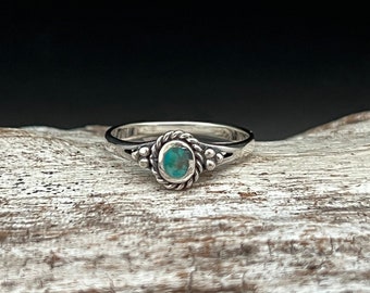 Small Vintage Design Turquoise Ring // 925 Sterling Silver with Genuine Turquoise // Sizes 5 to 10