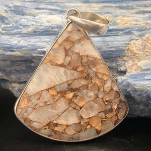 Colgante de plata con calcita y cobre // Colgante triangular con calcita y cobre // Colgante de calcita