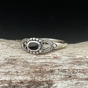 Vintage onyx-ring in hartstijl // 925 sterlingzilver // geoxideerd // maten: 5 t/m 10