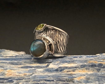 Moonstone and Peridot Silver Ring // 925 Sterling Silver // Textured Design // Oxidized Finish // Size 7