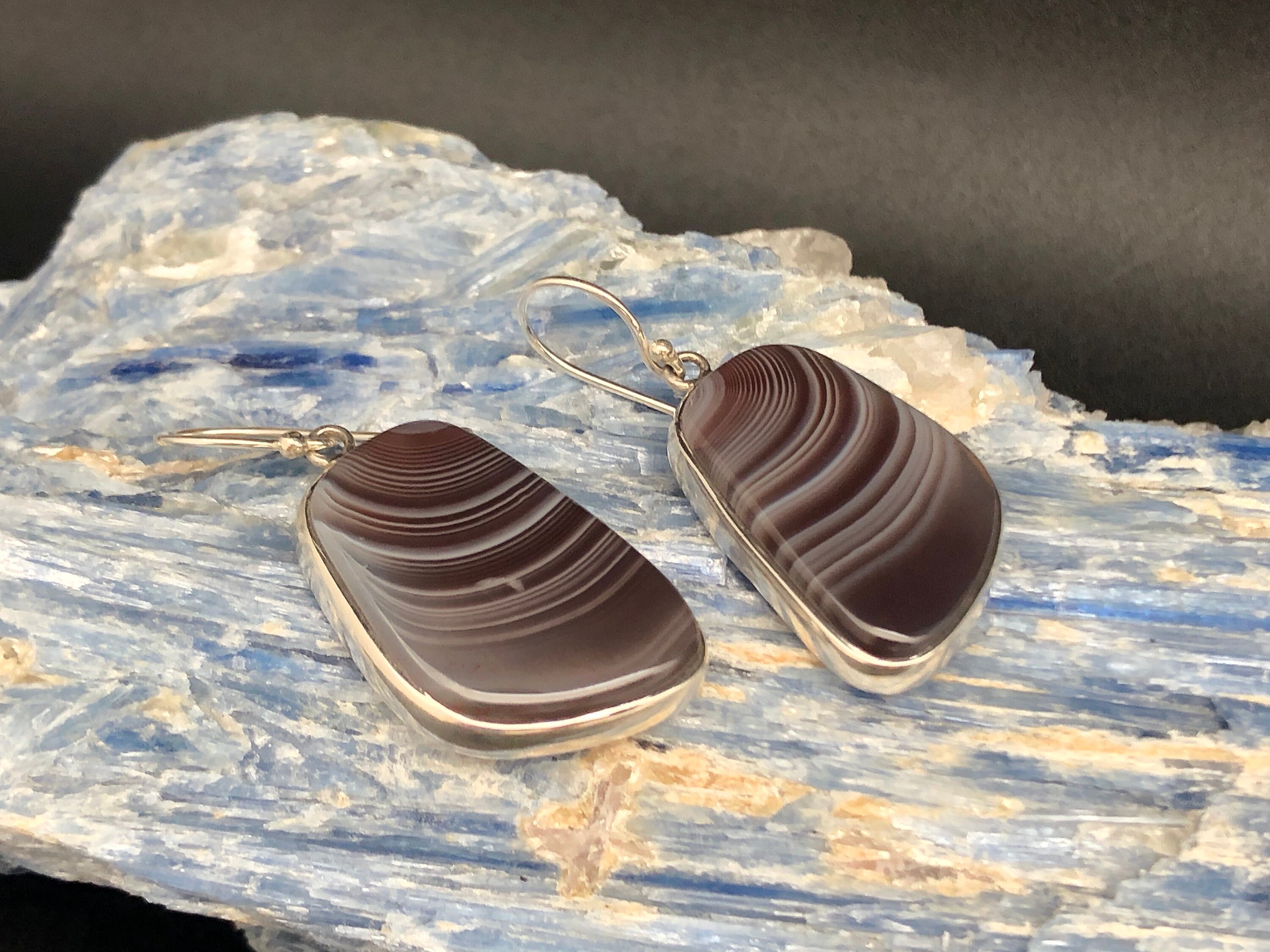 ボツワナアゲートイヤリング：不規則なスターリングシルバーのダングル