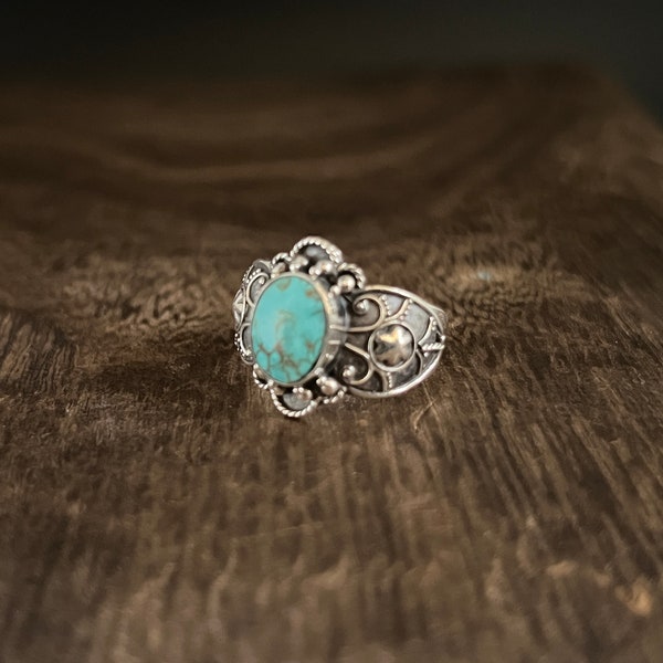 Bali Ring with Turquoise // 925 Sterling Silver // Sizes 6 to 10