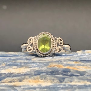 Peridot Ring Size 7 // 925 Sterling Silver // Braided Swirl Setting // Oxidized Peridot Ring