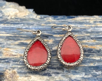 Red Teardrop Silver Shell Earrings // 925 Sterling Silver // Bali Setting // Red Silver Earrings // Everyday Earrings