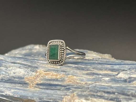 Green Emerald Gemstone Ring // 925 Sterling Silver // Beaded Rectangle Setting