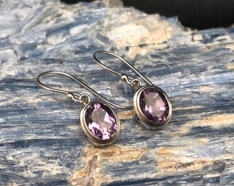 Amethyst-Ohrringe / Ovale Bali-Fassung / Lila Amethyst-Ohrringe / Sterling-Amethyst-Ohrringe