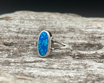 Klassischer Sterling Silber Blauer Opal Ring - Handgemachter 925 Silber, minimalistischer Alltagsring, Oktober Geburtsstein Geschenk für Sie
