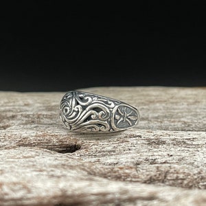 Bali Swirls Fleur de Lise Ring // 925 Sterling Silver // Oxidized