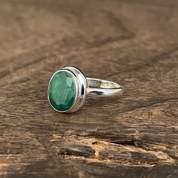 Green Emerald Ring // 925 Sterling Silver // Bevelled Oval Setting // Sizes 6 to 10