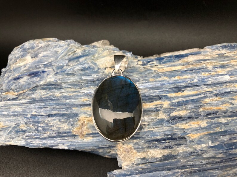 Minimalistischer Labradorit Anhänger in einer 925 Sterling Silber Oval Fassung Bild 3