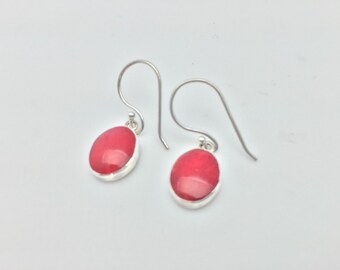Boucles d'oreilles pendantes coquillages rouges // Argent sterling 925 // Hypoallergénique // Support crochet // Forme ovale