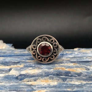 Garnet Ring Size 8 // 925 Sterling Silver // Art Deco Swirls Design // Oxidized Garnet Ring // Silver Garnet Ring // January Birthstone
