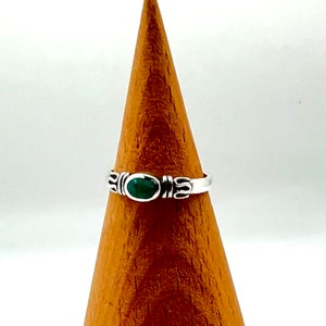 Anillo pequeño de estilo tradicional con turquesa, en plata de ley 925 con turquesa auténtica. imagen 6