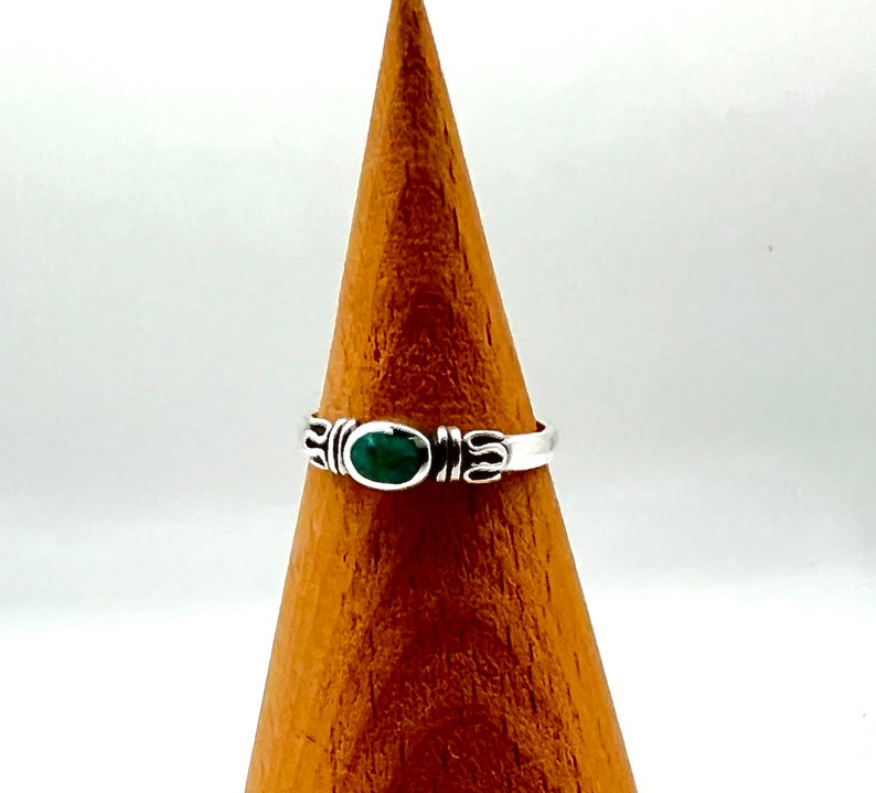 Anillo pequeño de estilo tradicional con turquesa, en plata de ley 925 con turquesa auténtica. imagen 6