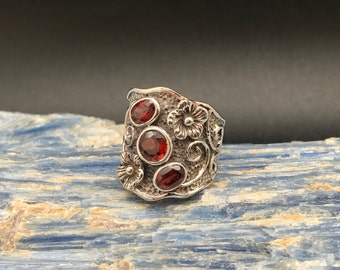 Multi-Stone Garnet Flower Ring // 925 Sterling Silver // Oxidized Silver Garnet Ring