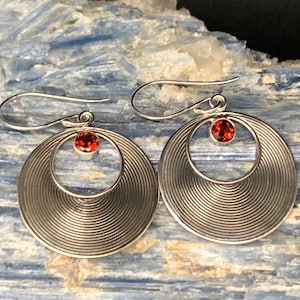 Dangly Disk Bali-oorbellen // Garnet Disk-oorringen // Hypoallergeen // 925 sterlingzilver