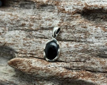Colgante pequeño de ónix negro // Plata de ley 925 // Engaste ovalado ondulado