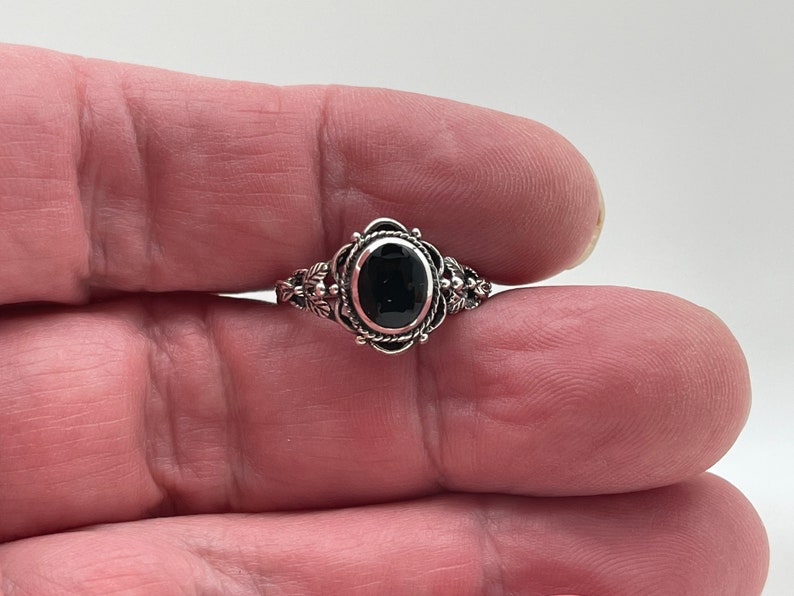 Vintage Onyx Leaves Ring // 925 Sterling Silver with Black Onyx // Size 4 to 10 image 4