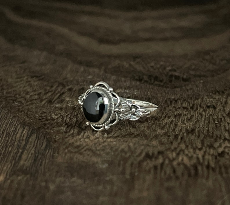 Vintage Onyx Leaves Ring // 925 Sterling Silver with Black Onyx // Size 4 to 10 image 2