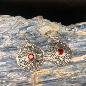 Filigraanoorbellen // Bali-filigraanoorbellen // Granaat // 925 sterlingzilver