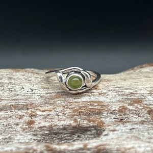 Vintage Style Jade Ring // 925 Sterling Silver // Size 7 to 8