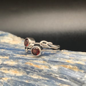 Garnet Ring // Infinity Knot Design // Multi-Stone Garnet // 925 Sterling Silver // Silver Garnet Ring // January Birthstone