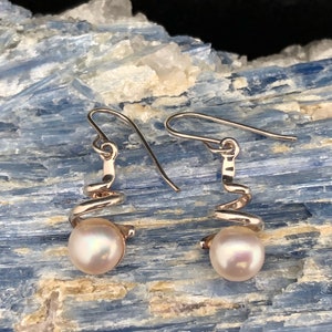 Pearl Earrings // Freshwater Pearl Earrings // Spiral Sterling Silver Setting // Silver Pearl Earrings