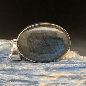 Minimalistischer Labradorit Anhänger in einer 925 Sterling Silber Oval Fassung Bild 1
